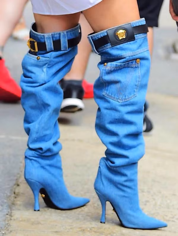 Đôi bốt cao gót mô phỏng dáng quần jean phổ biến. Vậy nhưng, sự độc đáo khiến chúng trở thành item thách thức người dùng trong từng bước di chuyển.