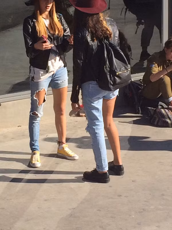 Tương tự, mẫu quần jean “một mất một còn” này cũng không được đánh giá cao. Ngoài tác dụng gây chú ý, mẫu quần vừa khó phối đồ vừa không hợp với những không gian đòi hỏi sự nghiêm túc.