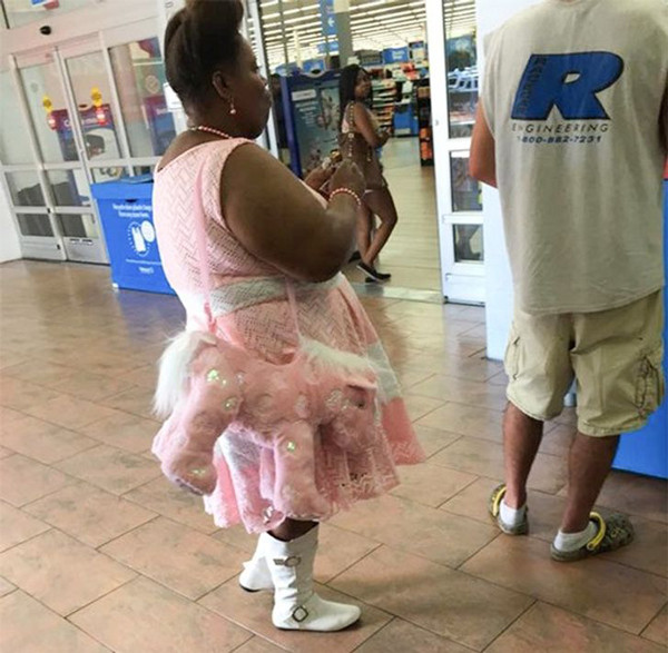 Tương tự cô gái trên, người phụ này thu hút sự chú ý theo cách không mấy tích cực. Cách phối đồ, phụ kiện không ăn nhập vóc dáng khiến người mặc trở thành tâm điểm bàn tán.