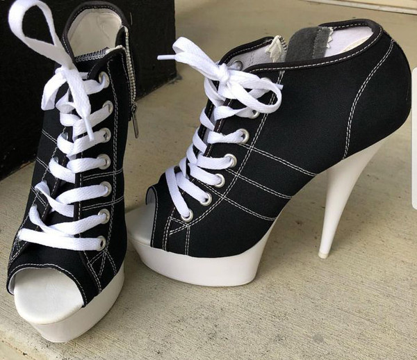 Thiết kế giày cao gót với dây buộc chỉ để trang trí. Hầu hết mọi người sẽ sử dụng khóa kéo khi đi vào chân.