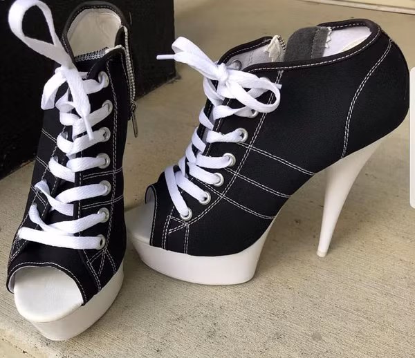 Thiết kế giày cao gót với dây buộc chỉ để trang trí. Hầu hết mọi người sẽ sử dụng khóa kéo khi đi vào chân.