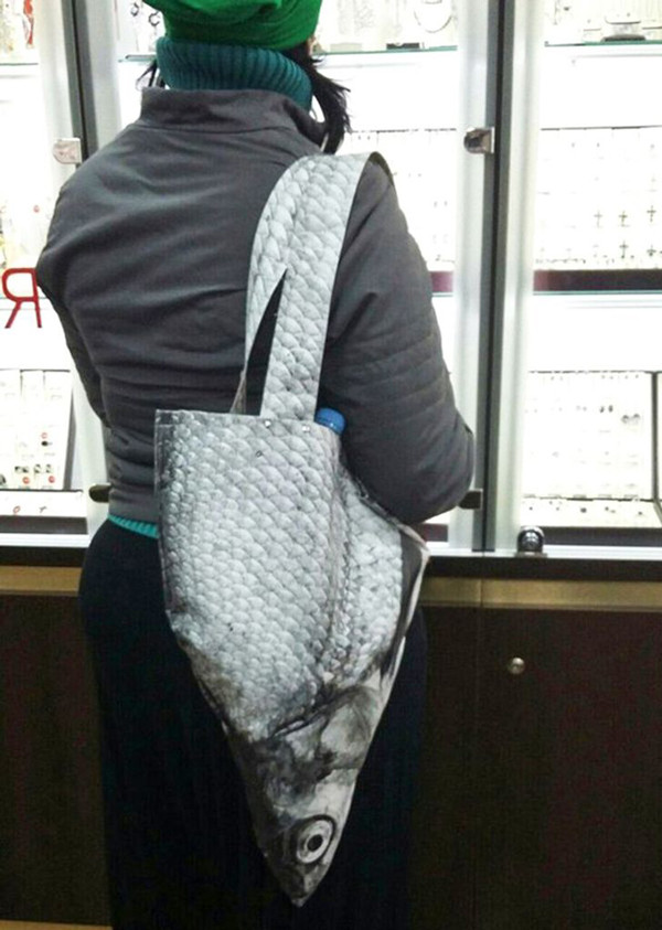 Một mẫu túi xách khác mô phỏng cơ thể động vật. Họa tiết sống động dễ gây nhầm tưởng cô gái vác nguyên chú cá đi mua sắm.