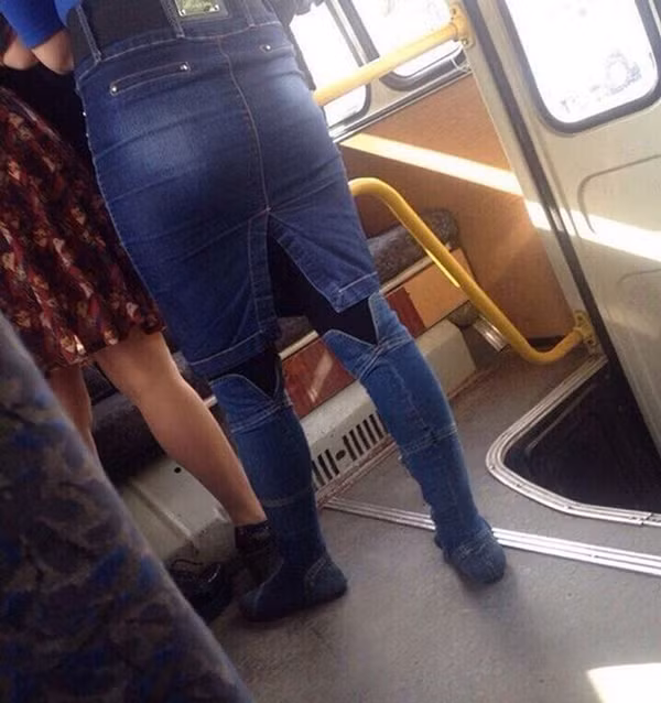 Chất liệu denim được nhiều người yêu thích vì thời thượng, dễ phối đồ. Tuy nhiên, không phải thiết kế nào cũng được đánh giá cao. Trong hình, người phụ nữ mặc chân váy bút chì kết hợp bốt ôm sát cổ cao chất liệu denim. Nhìn đằng sau, bộ đồ chỉ mang lại cảm giác bí bách, ít giá trị thẩm mỹ. (Ảnh: Brightside)