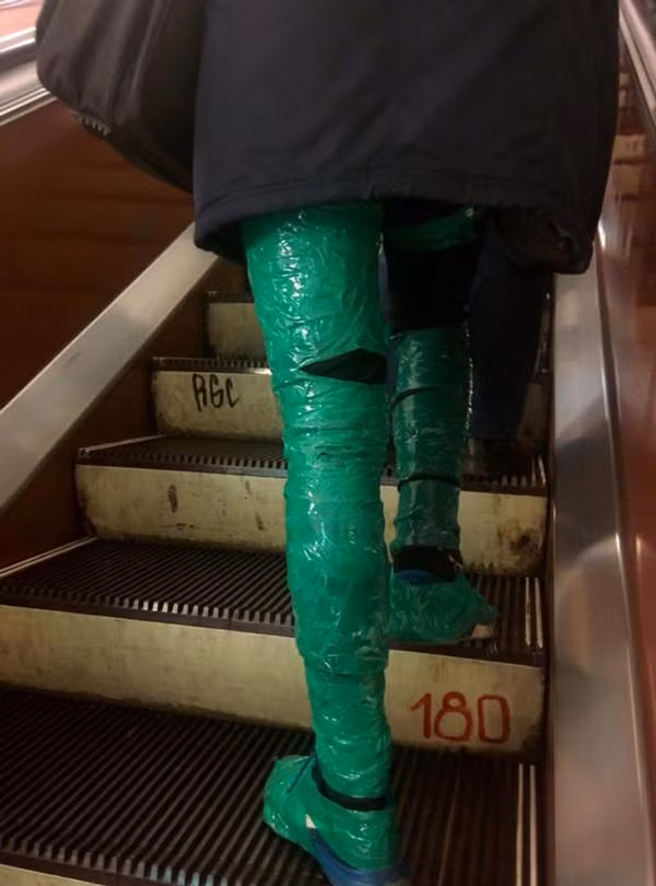 Nhiều người cảm thấy khó hiểu khi cô gái quấn nilon màu sắc quanh chân. Lớp nilong có tác dụng chống ngấm nước, tôn dáng hay chỉ đơn thuần gây sự chú ý?