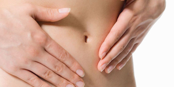 Vùng bụng chứa nhiều huyệt đạo, kinh lạc. Trong số đó, huyệt Thần Khuyết nằm ngay ở lỗ rốn được coi là nơi chứa thần khí của con người. Huyệt đạo này còn có tên gọi khác là Khí Hợp, Khí Xá, Tề Trung. Khi châm cứu hay đắp thuốc lên huyệt này có thể giúp trị đau quanh rốn, kinh nguyệt, hệ sinh dục ngoài, viêm ruột cấp và mạn, lỵ, chân tay lạnh,...