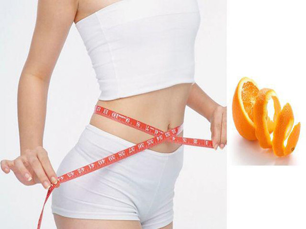 Giảm béo bụng. Trang Sohu (Trung Quốc) thông tin, phụ nữ dùng vỏ cam đắp lên rốn trước khi ngủ rất có lợi cho nỗ lực giảm cân, đốt cháy chất béo. Nguyên nhân bởi các chất trong vỏ cam có thể giúp mạch máu giãn nở, đẩy nhanh quá trình lưu thông máu, mở lỗ chân lông giúp đẩy nhanh quá trình bài tiết nhiệt ra cơ thể.