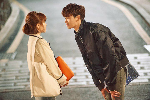 Dù thân thiết đến đâu, phụ nữ cũng không thấy vui vẻ khi đối phương thường xuyên đề cập đến điểm yếu ngoại hình của mình. Thấp bé một phần do yếu tố di truyền, họ chỉ có thể cải thiện vài phần nhờ ăn uống, tập luyện. Do đó, thay vì chăm chăm nhìn vào phần chưa hoàn thiện của họ, bạn nên học cách nhìn nhận những điều họ làm được.