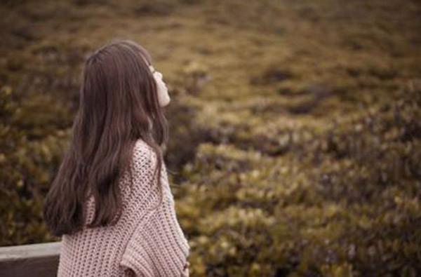 Trường hợp tuổi tác không có sự chênh lệch nhiều, bạn nên gọi phụ nữ là “chị”. Dù không nói ra song hầu hết phụ nữ đều muốn mình thật trẻ đẹp trong mắt người khác. Nghe người ít tuổi hơn gọi là “cô”, phụ nữ sẽ tự ti vì vẻ ngoài già nua của mình.