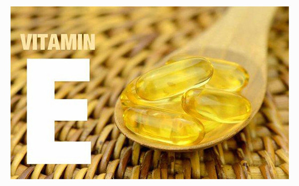 Vitamin E. Mặc dù độc tính của vitamin E tương đối nhỏ, nhưng người lớn chỉ nên dùng 100-800 mg mỗi ngày. Tự ý sử dụng không theo liều lượng thời gian dài (trên 1000mg vitamin E mỗi ngày) dễ gây ra các phản ứng nguy hiểm như thuyên tắc phổi, đông máu hay cao huyết áp.