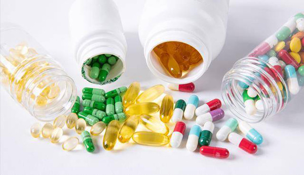 Trang Sohu (Trung Quốc) thông tin, vitamin được chia thành 2 loại: vitamin tan trong nước và vitamin tan trong chất béo. Ở đó, vitamin tan trong nước (vitamin C, B) là loại vitamin có thể hòa tan trong nước. Khi đi vào cơ thể, vitamin sẽ được ruột non hấp thụ trực tiếp rồi cung cấp đến các cơ quan khác.