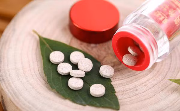 Thực tế, bổ sung vitamin phù hợp với nhu cầu cơ thể là cách giúp cải thiện dự trữ dinh dưỡng, thúc đẩy chức năng hoạt động của các cơ quan, góp phần ngăn ngừa nhiều bệnh mãn tính. Ngược lại, lạm dụng vitamin không mang lợi ích sức khỏe mà còn có thể gây hại cơ thể.