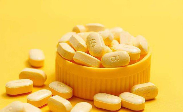 Vitamin tan trong nước dễ dàng được đào thải qua đường nước tiểu. Tốc độ bài tiết diễn ra khá nhanh, nhìn chung không gây độc.