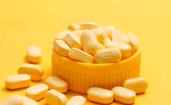 Vitamin tan trong nước dễ dàng được đào thải qua đường nước tiểu. Tốc độ bài tiết diễn ra khá nhanh, nhìn chung không gây độc.