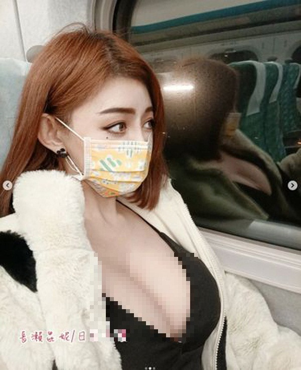 Để phòng dịch, Nagase đeo khẩu trang kín mít song vẫn toát lên khí chất “nữ thần”. Dáng ngồi lả lướt, đôi mắt to tròn có hồn khiến dân tình không khỏi xuýt xoa.