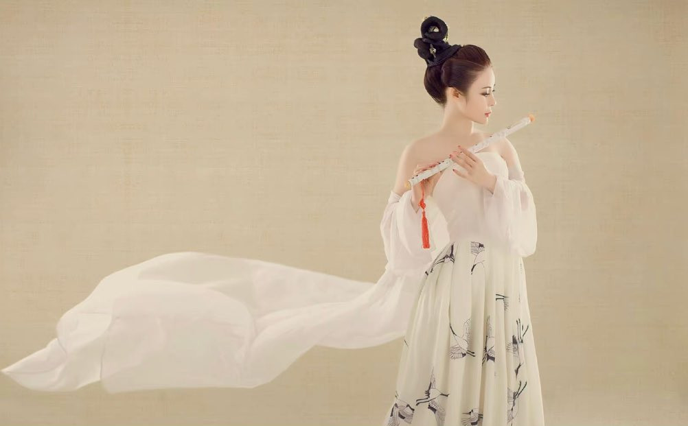 Tạm xa những hình ảnh khoe cơ bắp, Hợp Vinh diện trang phục cổ trang được nhiều người đánh giá cao.