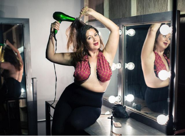 Khăn áo ngực là một trong những thiết kế gặp một lần không muốn nhìn lại lần hai. Ngoài vẻ lạ mắt, chúng không được đánh cao về khả năng ứng dụng lẫn giá trị thẩm mỹ.