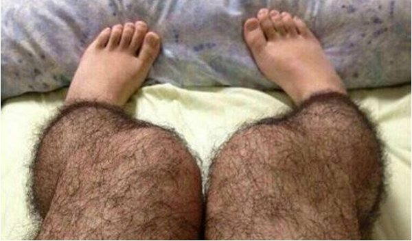 Kể từ khi ra mắt, legging luôn được đánh giá cao nhờ khả năng tôn dáng, dễ phối đồ và thoải mái vận động. Tuy nhiên, mẫu legging họa tiết lông chân như hình thực sự gây ám ảnh. Nó thách thức ngay cả những người mạnh dạn đón nhận xu hướng thời trang mới.