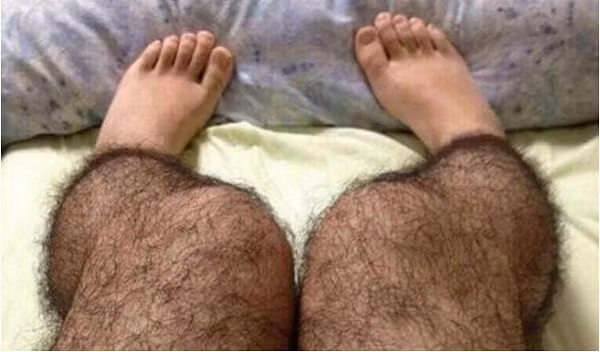 Kể từ khi ra mắt, legging luôn được đánh giá cao nhờ khả năng tôn dáng, dễ phối đồ và thoải mái vận động. Tuy nhiên, mẫu legging họa tiết lông chân như hình thực sự gây ám ảnh. Nó thách thức ngay cả những người mạnh dạn đón nhận xu hướng thời trang mới.