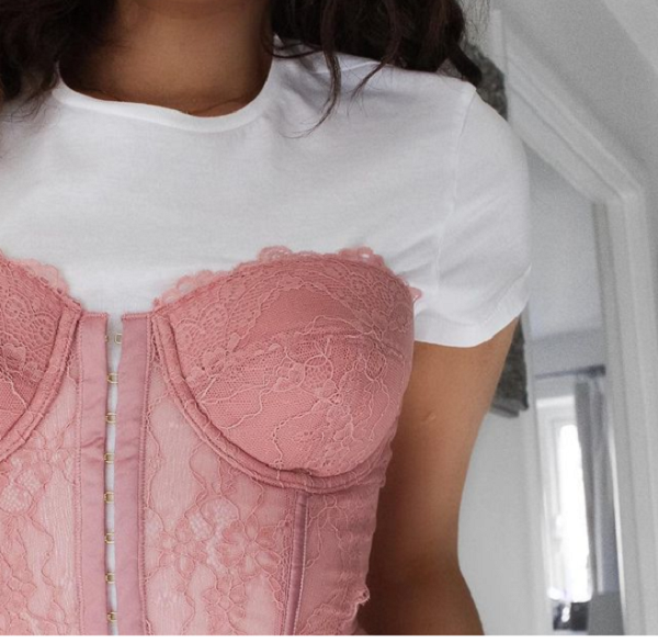 Áo ngực, bralette bên ngoài bị đánh giá sexy quá đà. Nó không giúp người mặc trở nên gợi cảm. Ngược lại, thiết kế khiến nhiều mỹ nhân gặp sự cố trang phục không đáng có.