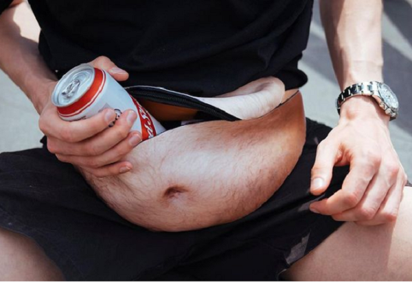 Túi đeo ngang rất tiện dụng. Tuy nhiên, mẫu túi mô phỏng chiếc bụng phệ lại khiến người nhìn “nín thở”. Giá trị thẩm mỹ không cao khiến chúng ngày càng bị “lạnh nhạt”.