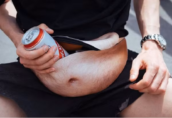 Túi đeo ngang rất tiện dụng. Tuy nhiên, mẫu túi mô phỏng chiếc bụng phệ lại khiến người nhìn “nín thở”. Giá trị thẩm mỹ không cao khiến chúng ngày càng bị “lạnh nhạt”.