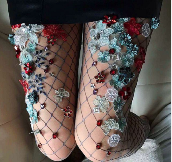 Quần tất thêu ra đời với mong muốn mang lại vẻ ngoài bắt mắt. Tuy nhiên, người dùng đánh giá chúng không giúp thăng hạng phong cách mà còn gây bất tiện, ảnh hưởng quá trình vận động.