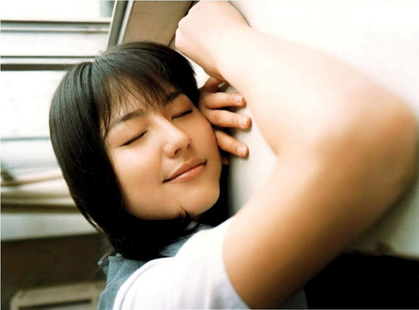 Nhìn ngắm Nagasawa hồi trẻ trong đồng phục học sinh, mái tóc ngắn cá tính, không ít người “đổ gục” trước khí chất “nữ thần”.