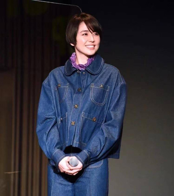 Kiểu tóc ngắn càng khiến vẻ ngoài của Nagasawa trở nên “thảm họa” hơn. So với thời trẻ, cô có sự tăng cân đáng kể. Khi để tóc ngắn, khuôn mặt nhìn càng bầu bĩnh, nổi bật phần cằm không thanh thoát.