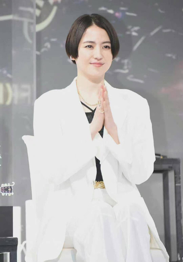 Chọn bộ đồ đen trắng thanh lịch, ngoại hình Nagasawa vẫn khó cứu vãn. Mái tóc rẽ ngôi khiến phần vai to, dễ thu hút ánh nhìn hơn. Nhiều người dùng mạng thậm chí nhận xét cô trông như một "bà thím".