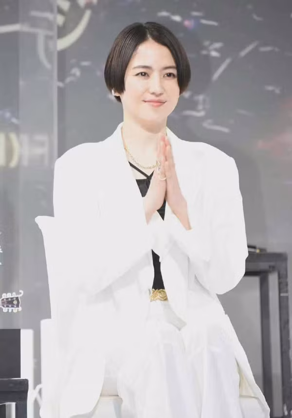 Chọn bộ đồ đen trắng thanh lịch, ngoại hình Nagasawa vẫn khó cứu vãn. Mái tóc rẽ ngôi khiến phần vai to, dễ thu hút ánh nhìn hơn. Nhiều người dùng mạng thậm chí nhận xét cô trông như một "bà thím".