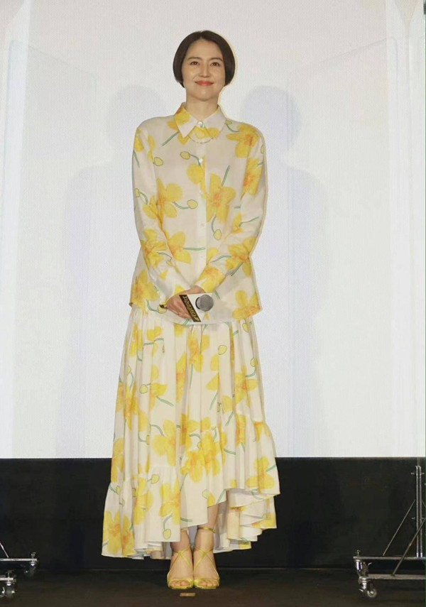 Không chỉ tăng cân, đường nét gương mặt không cuốn hút, gu thời trang của Nagasawa cũng khiến nhiều người thất vọng. Chọn bộ đầm họa tiết hoa vàng, “nữ thần Nhật Bản” ngày nào bị đánh giá xuề xòa, lỗi mốt. So sánh cô với những mỹ nhân cùng tuổi như Lưu Diệc Phi, Lưu Thi Thi... không khó để thấy Nagasawa “dừ” hơn rất nhiều.