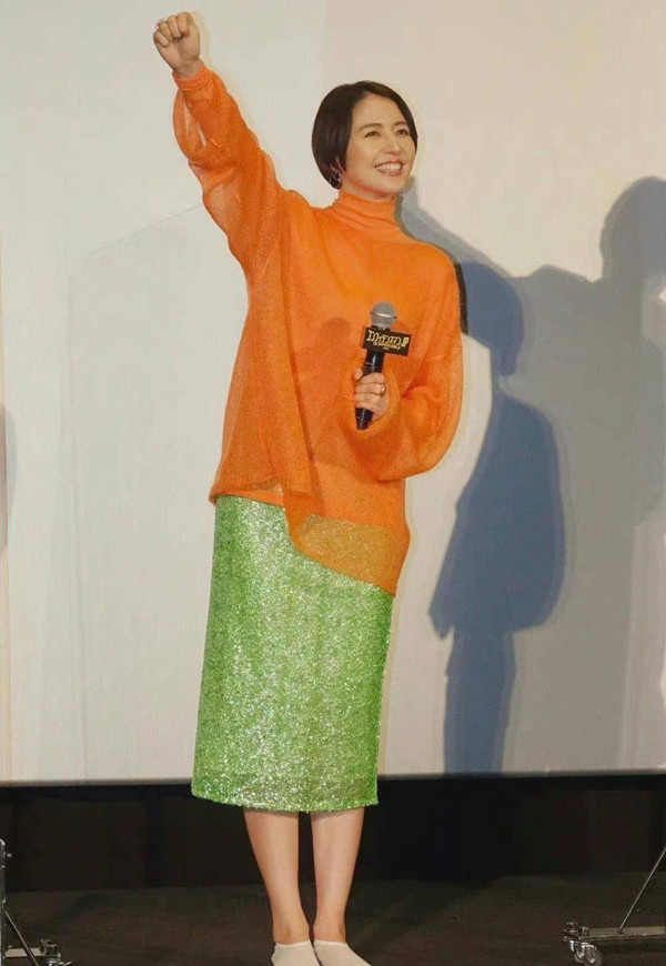 Một lần khác, nữ diễn viên người Nhật chọn áo cổ lọ màu cam kết hợp đầm xanh lục bảo gây thất vọng không kém. Nhìn tổng thể, mỹ nhân ngày nào lộ rõ nhược điểm vai rộng, hông to cùng vòng eo không có điểm nhấn. Nhiều người nhận xét bộ đồ khiến cô không khác gì chiếc ống hình trụ màu mè.