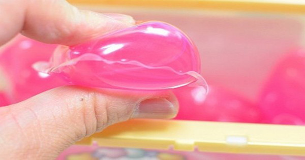 Dùng viên giặt đúng cách. Viên giặt ngày càng phổ biến, được sử dụng thay cho các loại nước giặt, bột giặt truyền thống. Nó có khả năng làm sạch sâu, xả mềm vải, diệt khuẩn gây hại. Tuy nhiên, viên giặt sẽ không phát huy tác dụng nếu dùng sai cách.