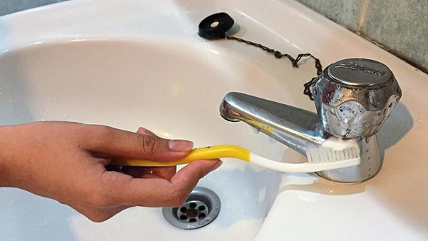 Làm sạch vòi với kem đánh răng. Kem đánh răng có tác dụng làm sạch và trắng răng. Ngoài ra, nó cũng rất hữu ích với các chật liệu khác như inox. Khi thực hiện, bạn dùng khăn và một chút kem đánh răng lau khắp bề mặt vòi. Các chất trong kem đánh răng sẽ làm sạch phần rỉ sét, giúp chúng trở nên sáng bóng hơn.