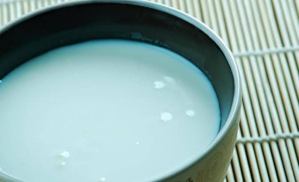 Khi so sánh sữa lạc đà với sữa bò, các nhà khoa học nhận thấy sữa lạc đà có đầy đủ các thành phần giống sữa bò. Tuy nhiên, hàm lượng một số chất sẽ cao hơn. Chẳng hạn, hàm lượng protein trong sữa lạc đà chiếm 4,02%, sữa bò dao động 3,1-3,5%. Hàm lượng chất béo trong sữa lạc đà là 5,07%, sữa bò 3-4%. Lượng lactose trong sữa lạc đà chiếm 5,33% trong khi sữa bò là 4,4-4,8%. Hàm lượng canxi, sắt, phốt pho cũng cao hơn so với sữa bò.