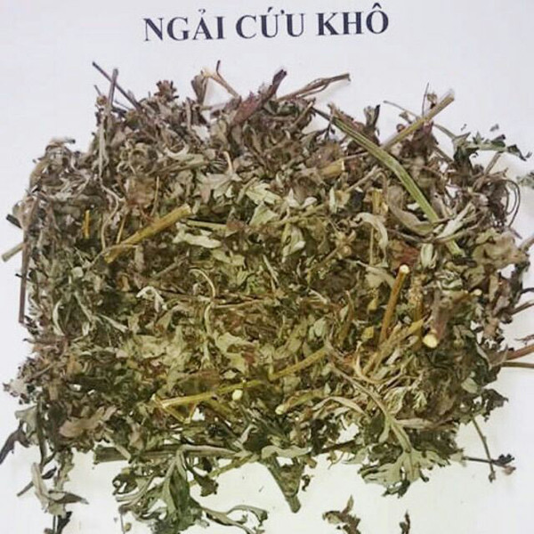 Ngải cứu khô. Ngải cứu là loại thực vật thân cỏ thuộc họ nhà Cúc. Ngải cứu thường được làm nguyên liệu để chế biến các món ăn giúp bồi bổ sức khỏe. Ngải cứu khô có màu vàng nâu, phơi khô để càng lâu năm mang lại tác dụng sức khỏe càng cao.