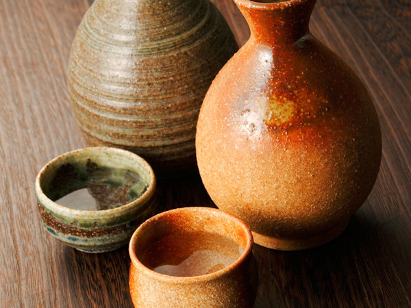 Rượu. Rượu truyền thống được ủ từ ngũ cốc. Quá trình lên men giúp rượu có thể bảo quản lâu mà không lo biến chất. Thậm chí, nhiều loại rượu càng để lâu càng ngon. Lưu ý, rượu cần được niêm phong kín, để nơi khô ráo tránh vi khuẩn, virus xâm nhập ảnh hưởng đến mùi vị.