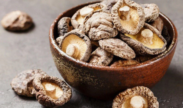 Nấm khô. Nấm khô là một trong những thực phẩm không lo hết hạn. Bảo quản đúng cách, nấm khô có thể bổ sung dinh dưỡng, tăng cường thể chất, nâng cao sức đề kháng, tăng cường chức năng gan và thận.