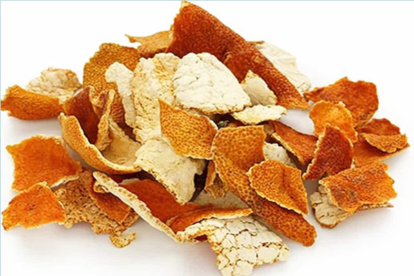 Vỏ cam, quýt. Vỏ cam quýt khô cũng là thực phẩm càng để lâu càng tốt. Khi sử dụng làm gia vị cho các món ăn, vỏ quýt tính ấm có tác dụng làm ấm bụng, xua hàn khí, thúc đẩy tiêu hóa, tống khí thừa ra ngoài, mang lại tác dụng điều hòa, cải thiện chứng đầy hơi.