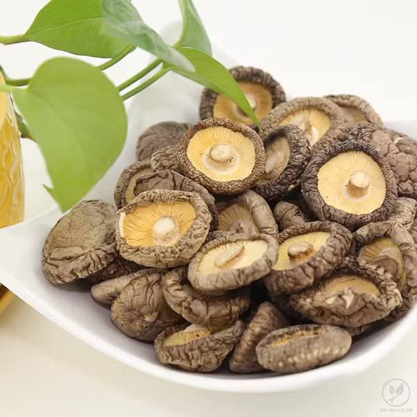 Tuy nhiên, nấm sau khi ngâm nước hoặc ngâm rượu cần dùng càng sớm càng tốt. Thời gian ngâm lâu dễ khiến thực phẩm biến chất, ảnh hưởng không tốt cho sức khỏe.