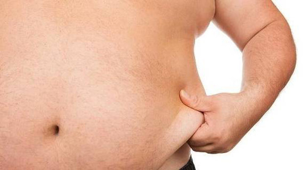 Bụng to hơn. Càng nhiều tuổi, tốc độ trao đổi chất trong cơ thể càng giảm dần. Điều này khiến một lượng lớn mỡ tích tụ, làm vùng bụng không còn thon gọn như trước.