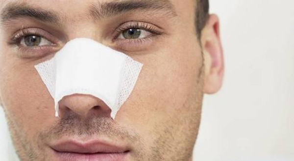 3 to – Mũi to hơn. Cánh mũi phì đại không chỉ khiến diện mạo trở nên xấu xí mà còn phản ánh tình trạng sức khỏe. Sở dĩ cánh mũi nam giới to ra theo thời gian bắt nguồn từ quá trình lão hóa. Khi chúng ta già đi, các mô sụn ở mũi dần mất tính đàn hồi, mũi trở nên tẹt, lỗ mũi ngày càng to.