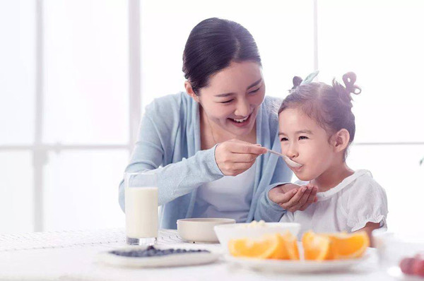 Dùng mật ong khi tiêu hóa không tốt. Người bị táo bón nên dùng khoảng 25g mật ong uống khi bụng đói vào buổi sáng và tối để cải thiện tình hình. Làm được điều này là nhờ mật ong có thể thúc đẩy bài tiết axit dịch vị, tăng cường nhu động ruột.