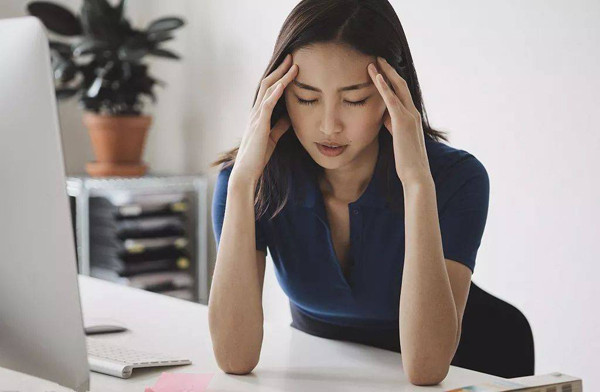 Uống mật ong khi mệt. Trong số các thực phẩm tự nhiên, mật ong được đánh giá cao nhất về khả năng cung cấp năng lượng cho tế bào thần kinh não. Làm được điều này là nhờ thành phần đường fructose và glucose trong mật ong rất dễ hấp thụ. Thời điểm dùng mật ong tốt nhất để giảm mệt mỏi là buổi trưa. Bạn có thể uống một ly mật ong pha cùng nước ấm.