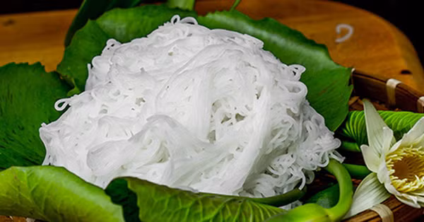 Thực tế, mì tươi, bún tươi là món ăn ưa thích của người Trung Quốc. Mì có chứa thành phần formaldehyde nhưng chất này trong bột mì không gây hại sức khỏe. Ngay cả khi bảo quản trong tủ lạnh cũng không thể giải phóng formaldehyde.