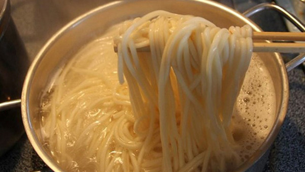 Với mì khô, sợi mì bình thường rất nhanh chín, sợi mì mềm và thơm mùi bột mì. Trong khi đó, mì tẩm formaldehyde sẽ lâu chín, sợi cũng dai hơn.