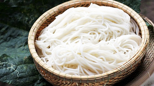 Bảo quản mì hay lạc vào tủ lạnh không giải phóng formaldehyde. Tuy nhiên, bạn cần hết sức chú ý khi mua bún hay mì tươi. Nguyên liệu chính của các loại mì bún là khoai tây, củ dong và khoai lang. Những củ này đều giàu giá trị dinh dưỡng song thời gian sử dụng ngắn. Để không thiệt hại, nhiều tiểu thương sẽ ngâm mì với formaldehyde giúp kéo dài thời gian bảo quản thành phẩm.