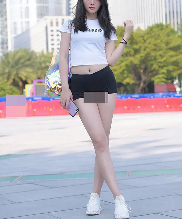 Chiếc quần siêu ngắn đôi khi khiến người mặc trở nên phô phang, hở nguyên vòng ba khi dạo phố.