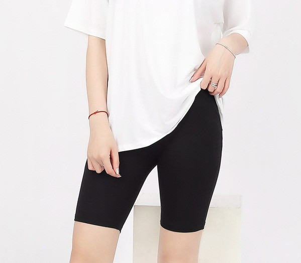 Đặc biệt, thay vì chọn những chiếc quần bảo hộ có may viền ren, bạn nên chọn quần trơn. Chi tiết ren dễ khiến người khác liên tưởng đến những bộ đồ ngủ, không thích hợp để mặc ra đường. 