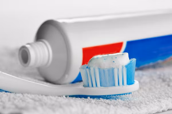 Một lần xem điện thoại, dì Vương thấy có chương trình quảng cáo kem đánh răng có khả năng diệt vi khuẩn HP. Dì Vương hoài nghi về khả năng diệt khuẩn của kem đánh răng song vẫn chi tiền dùng thử.